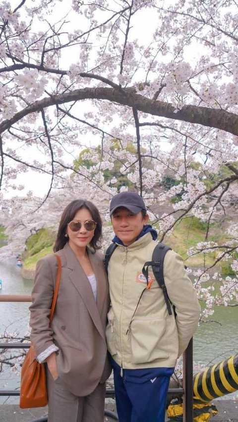 刘嘉玲晒一家四口合影,穿豹纹连体裤好潮,妈妈拎高奢鳄鱼包太抢眼