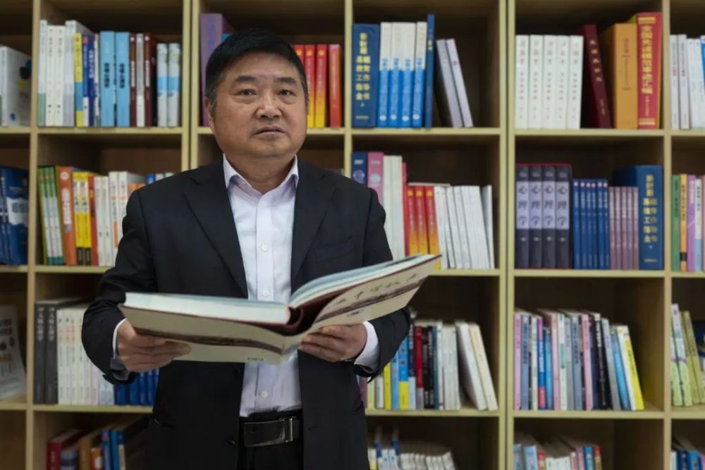 榜样汤兵扎根教育沃土辛勤培育桃李