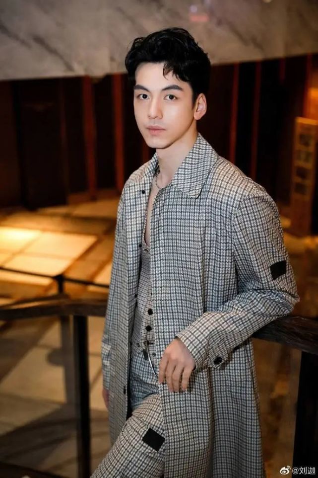 这个"军艺校草"火了!八块腹肌低音炮,又仙又美,比小鲜肉强!