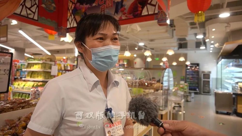 大兴量贩江北店食杂区主管  姜利波:"往年的话我们备货大概就是30至40