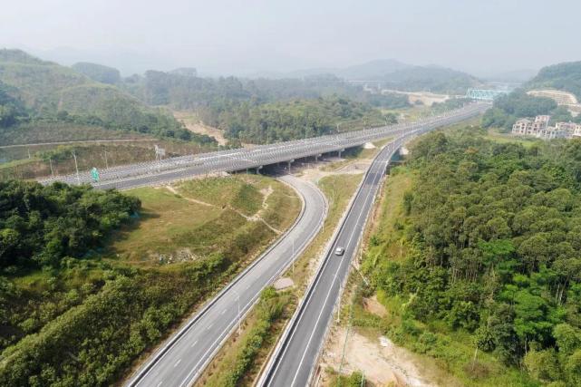 花莞高速公路是广东省高速公路网的重要组成部分.