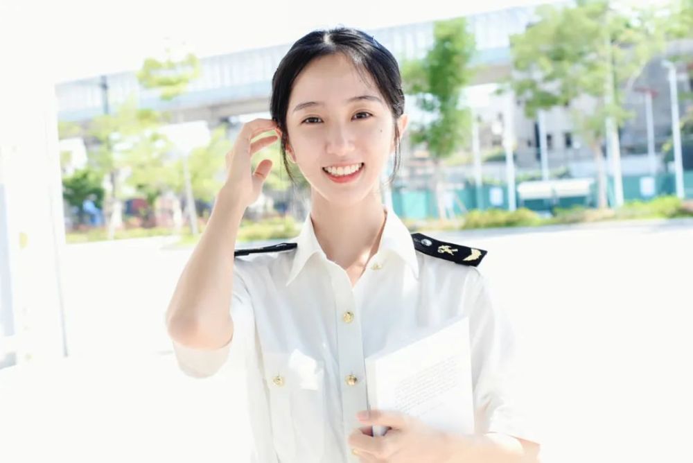 从穿上制服戴上肩章的那一刻,从准军事化队列训练的每一步,从阅读海关