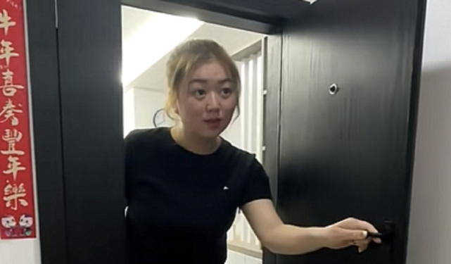 大婷:90后美女住"迷你小屋"爆红,为了红将脊椎压弯值得吗?