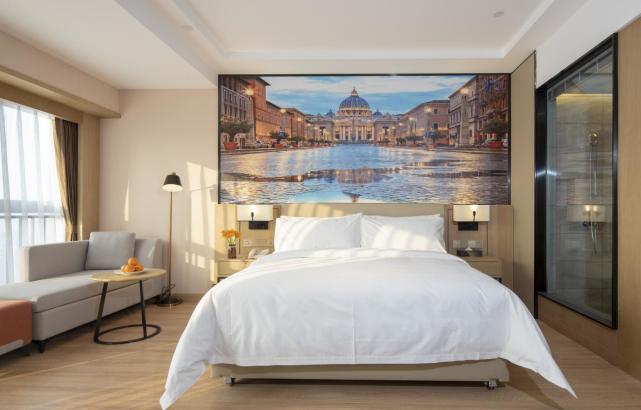 走进房间,梦幻般的欧式大床,床头墙壁挂着的是欧洲古典建筑的风情画