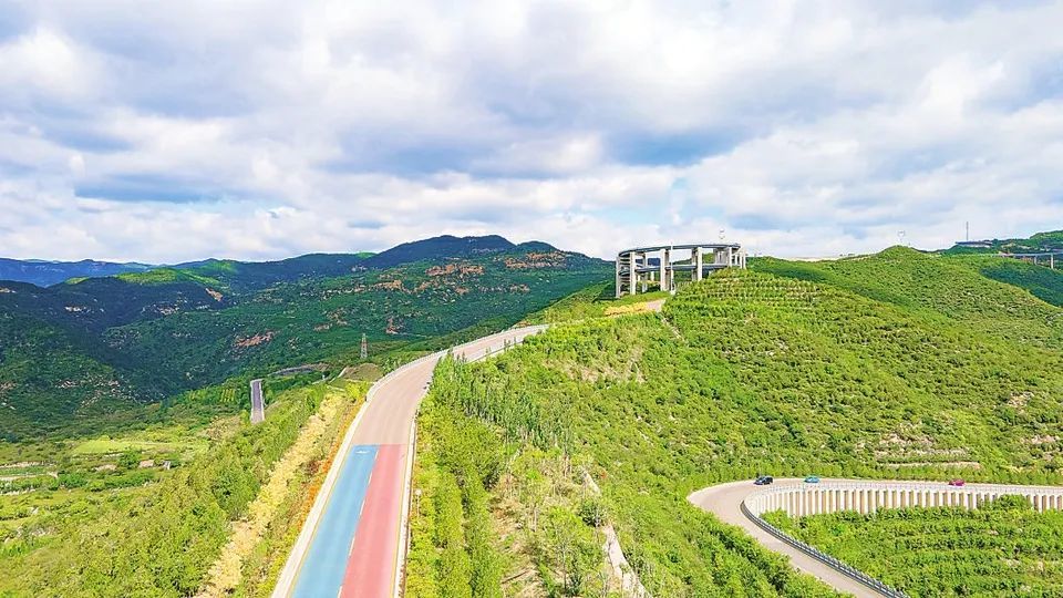 东西山旅游公路将太原市整个东山,北山,西山串联起来,站在山顶往下看