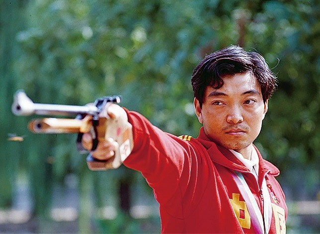 中国奥运金牌第一人,为国争光,"射击之王"许海峰的传奇人生 !