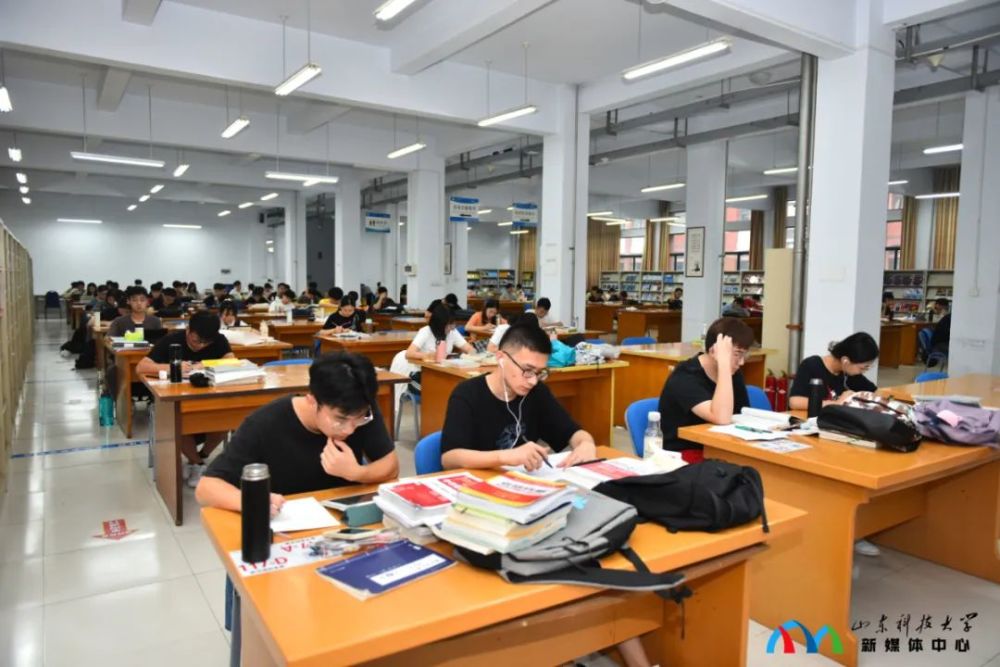 今天,山東科技大學秋季學期如期開學,科大師生在秋雨中開啟新的校園