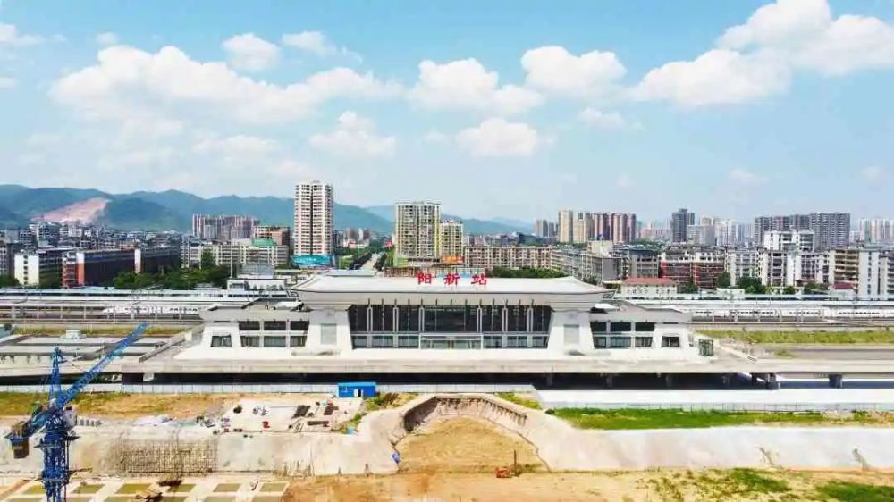 这标志着阳新站新站房正式投入使用进站口进入候车大厅