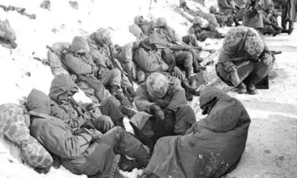 泪目71年前129名志愿军战士坚守阵地生生被冻成了冰人