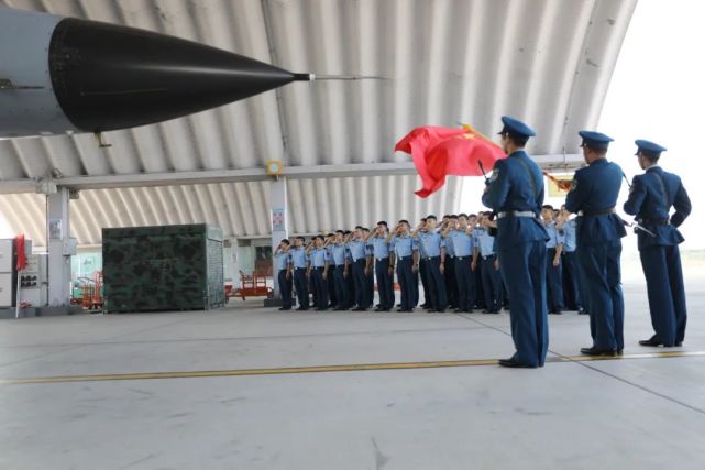 8月29日,南部戰區空軍航空兵某旅機務大隊舉行退役士兵向戰機告別儀式