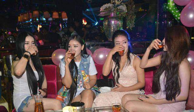 "覃三爷"挖来的沈阳妹子露娜,将"四大花魁"最后一个名额揽入怀中.