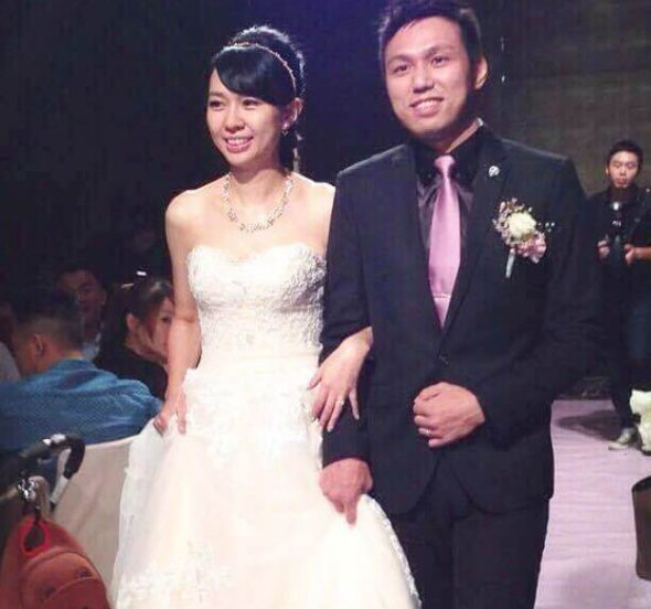 "甜歌天后"卓依婷罕晒近照!不化妆皮肤白嫩,一旁老公五官帅气