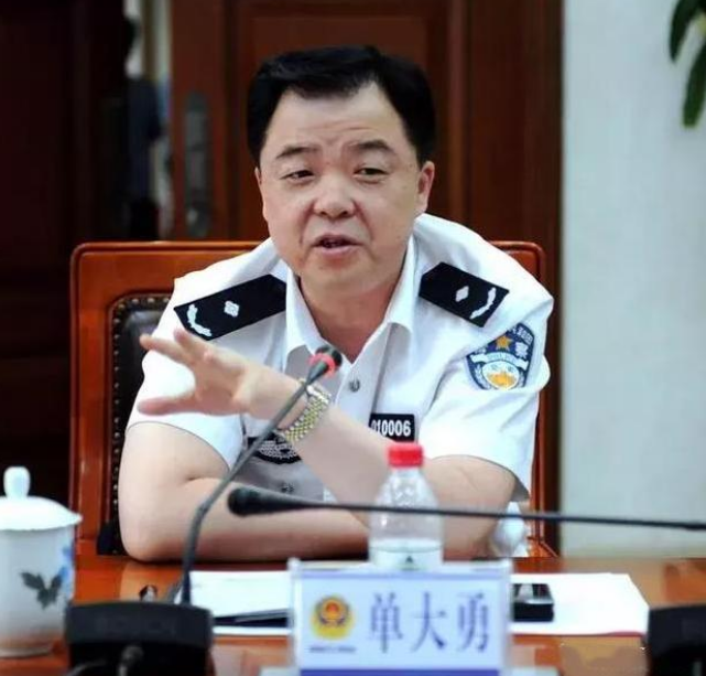 他曾立下一二三等功8次,公安院校教材中有100多个案例是他指挥侦破的.