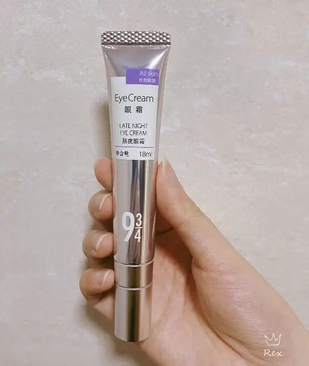 943 熬夜眼霜它们家卖得最好的产品之一,就是这款熬夜眼霜,号称平价小
