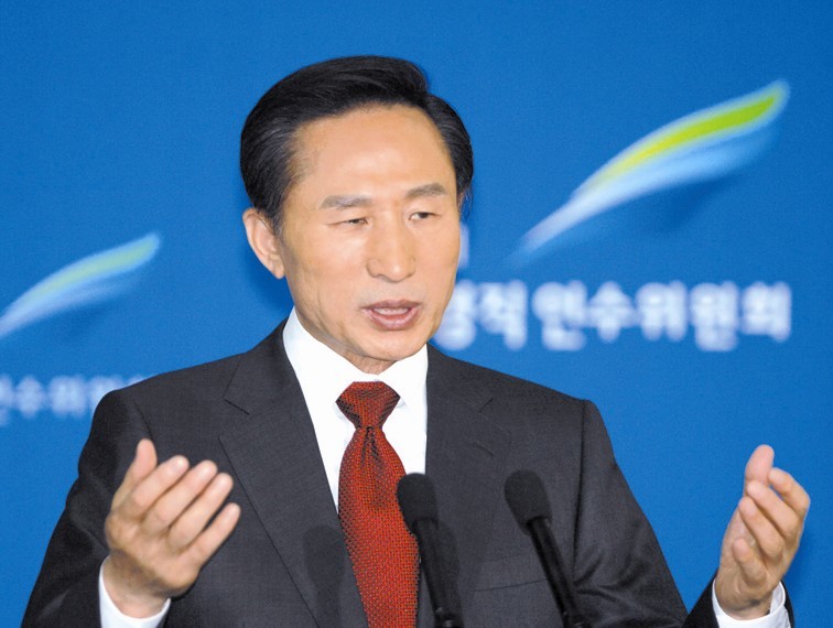 2008年击败朴瑾惠当选总统,任内曾登上独岛,宣称"我来我国领土上走走"