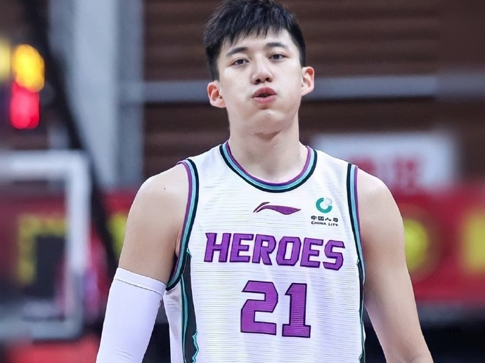 cba 山东男篮帅小伙充电归来，充分提高知名度，新赛季不靠颜值靠球技