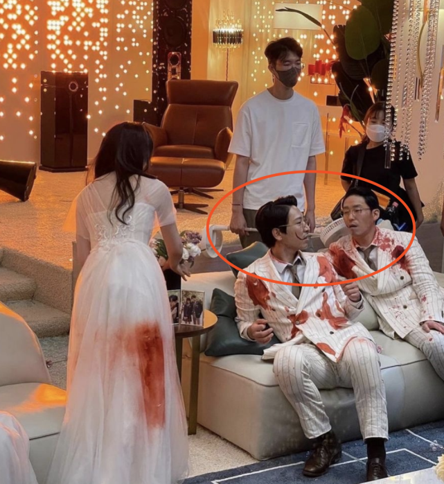 《顶楼3》杀青大合照:秀莲穿婚纱与洛根李合体,朱丹泰替身好敬业