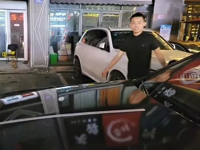 搞直播的走开点虎牙集梦小胖街头斗殴用法拉利劳斯莱斯堵车