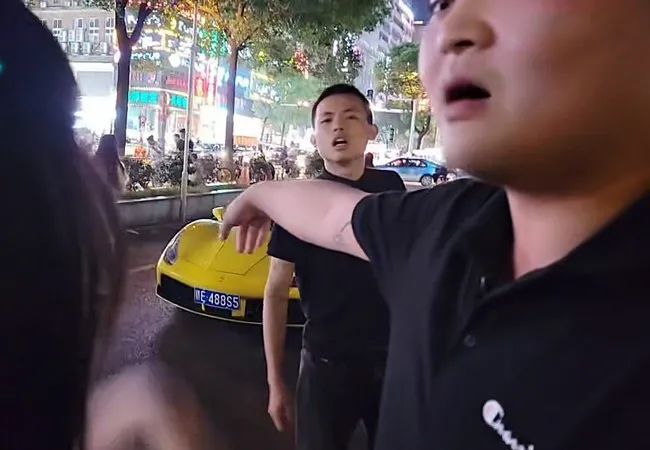 搞直播的走开点,虎牙集梦小胖街头斗殴,用法拉利劳斯莱斯堵车_腾讯