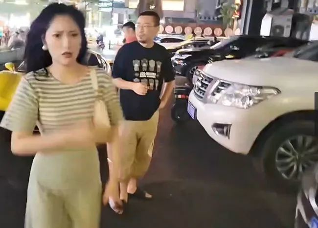 搞直播的走开点,虎牙集梦小胖街头斗殴,用法拉利劳斯莱斯堵车_腾讯