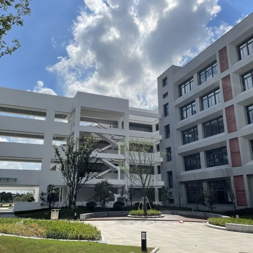 奉贤中学附属初级中学位于奉贤新城10单元09-02地块,东至文耀路,南至