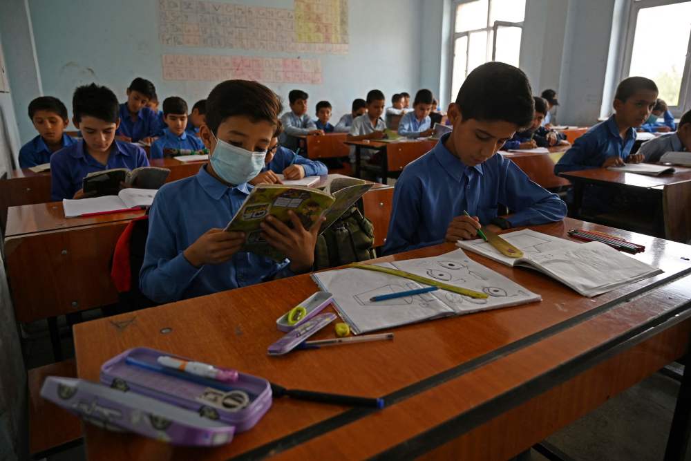 8月30日,阿富汗喀布尔一所学校的学生排队放学.新华社/法新