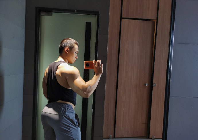 健身私教一身腱子肉,胸肌打造成巨无霸,翘臀堪比偶像苏炳添!