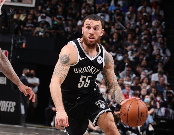 迈克-詹姆斯 曝山东男篮引援瞄准年轻版哈德森，NBA主要轮换，目前是自由身