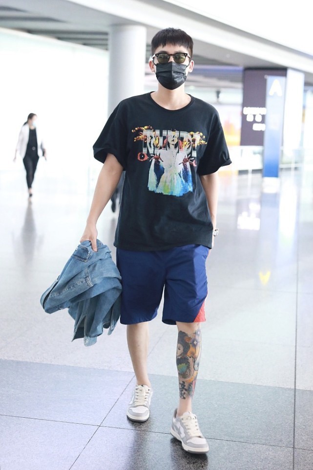 欧豪真够潮格子衬衫工装裤时髦感十足配毛线帽有点看不懂