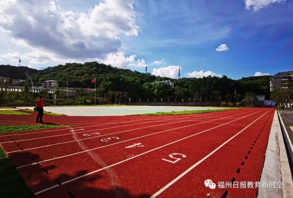 籃球場,排球場等運動場地配備有200米標準環形跑道,教學樓,風雨操場等