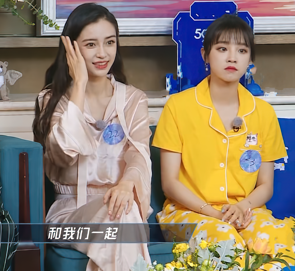 baby宋雨琦穿睡衣出场镜头拍到两人的拖鞋是女神和女孩的区别