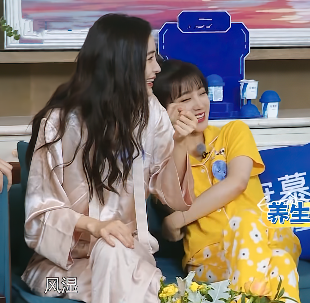 baby宋雨琦穿睡衣出场镜头拍到两人的拖鞋是女神和女孩的区别