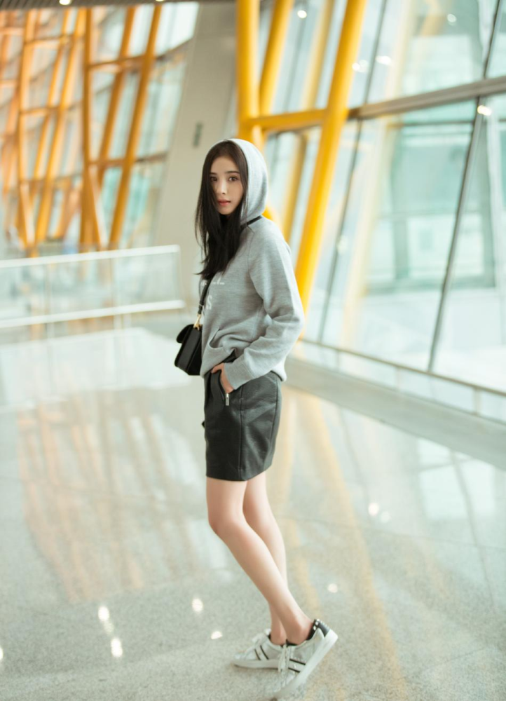 杨幂示范oversize卫衣穿法搭马丁靴超显腿长挑染红发太酷