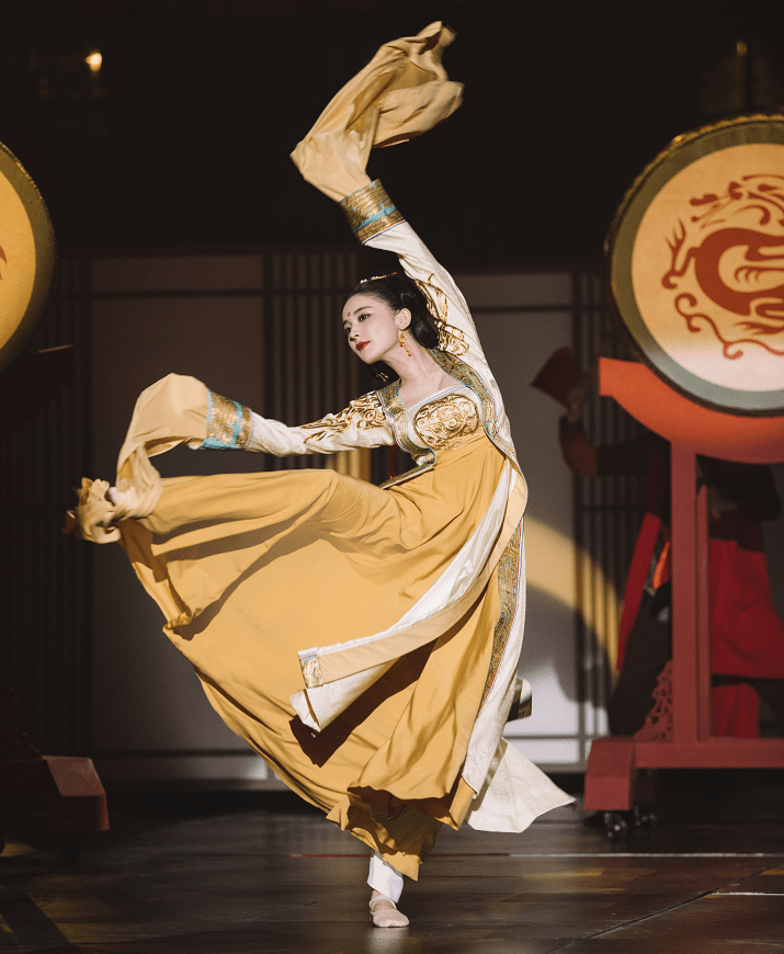 古力娜扎跳国风舞蹈,眉目如画一笑倾城,舞姿曼妙如画中佳人_腾讯新闻