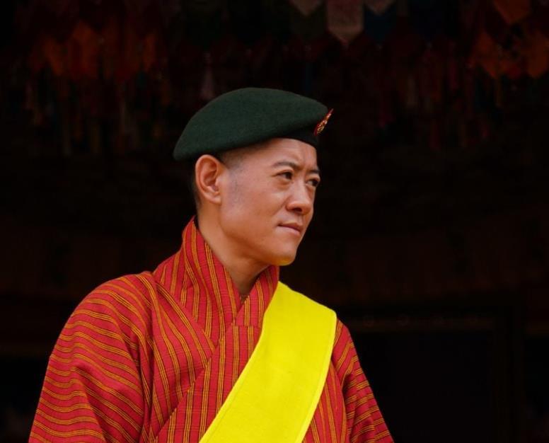 31岁不丹王后受冷落,国王只带龙太子走红毯,雪域美人笑容苦涩