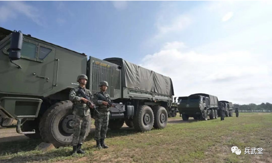 相对来说,6×6布局sx2220看起来更紧凑,可以看到该车的设计采用目前