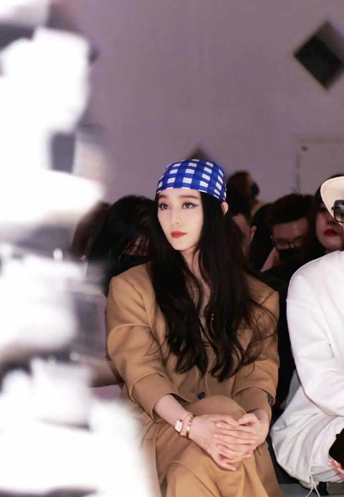 范冰冰才是"骨相美",蓝色格纹头巾配卡其西装,高级又洋气