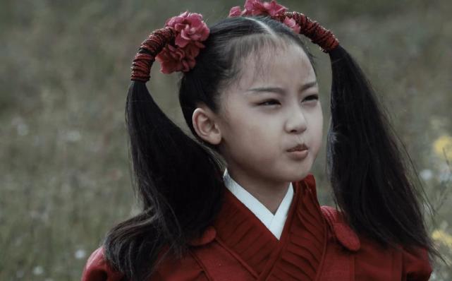 后期随着天山童姥练功长大,则由演员曾一萱演绎