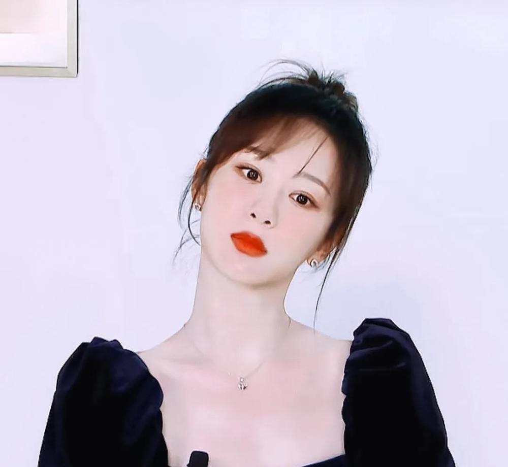 杨紫撒娇啦自称奥宝好可爱好可爱