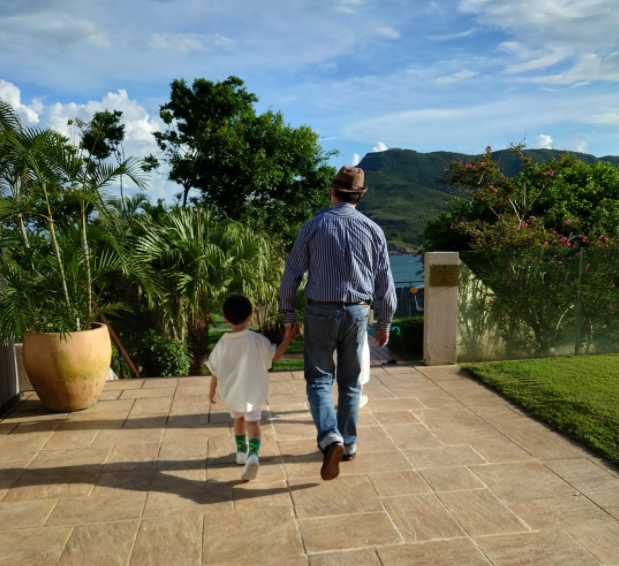 75岁狄龙近照罕见曝光,手上金戒指抢镜,与4岁孙子手牵手逛公园