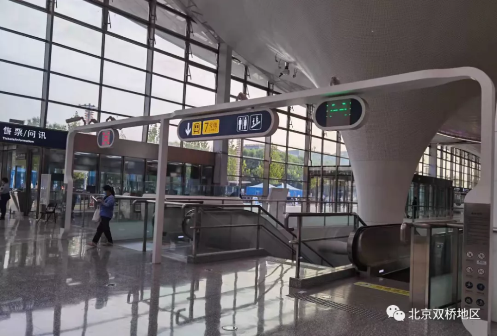 线运营后的环球度假区地铁站911号线八通线跨线运营后的双桥地铁站