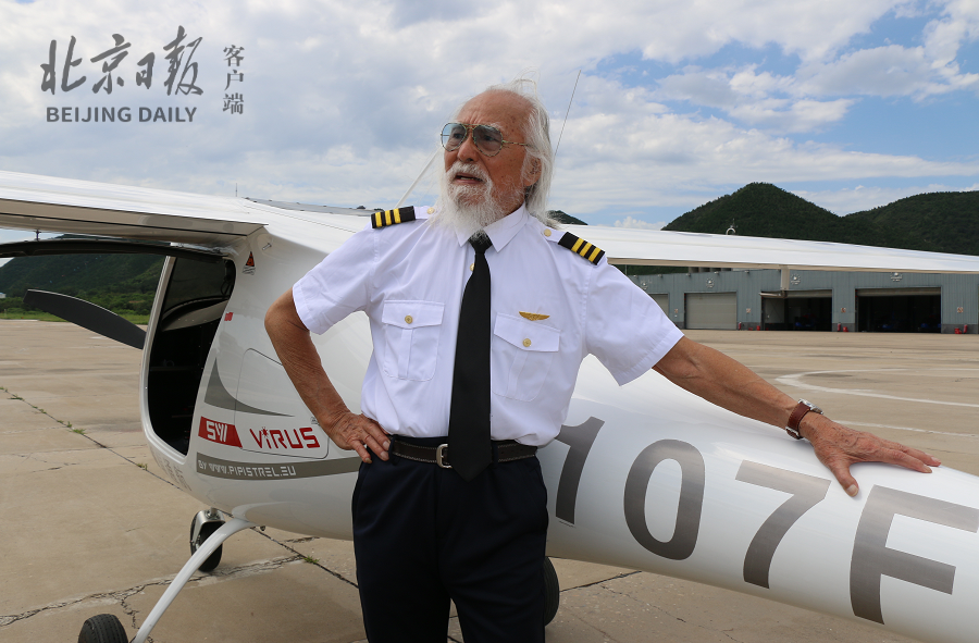 敢想敢干一生挑战自我的王德顺85岁高龄拿下飞行驾照