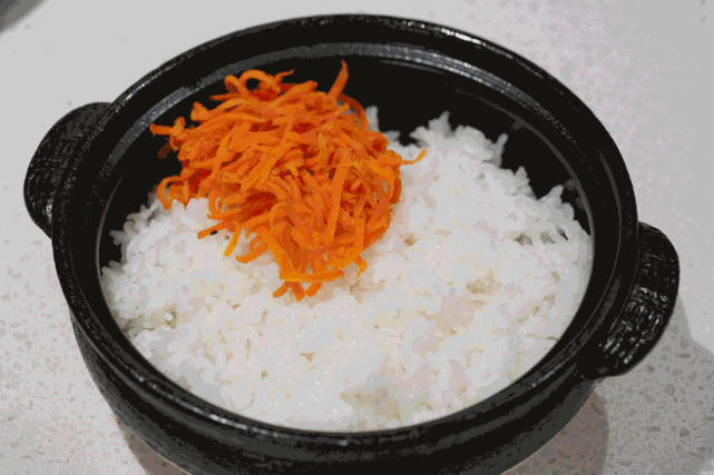 没啥秘诀,关键是就是这四种拌饭料: 芝麻,芝麻油,拌饭酱,拌饭海苔.