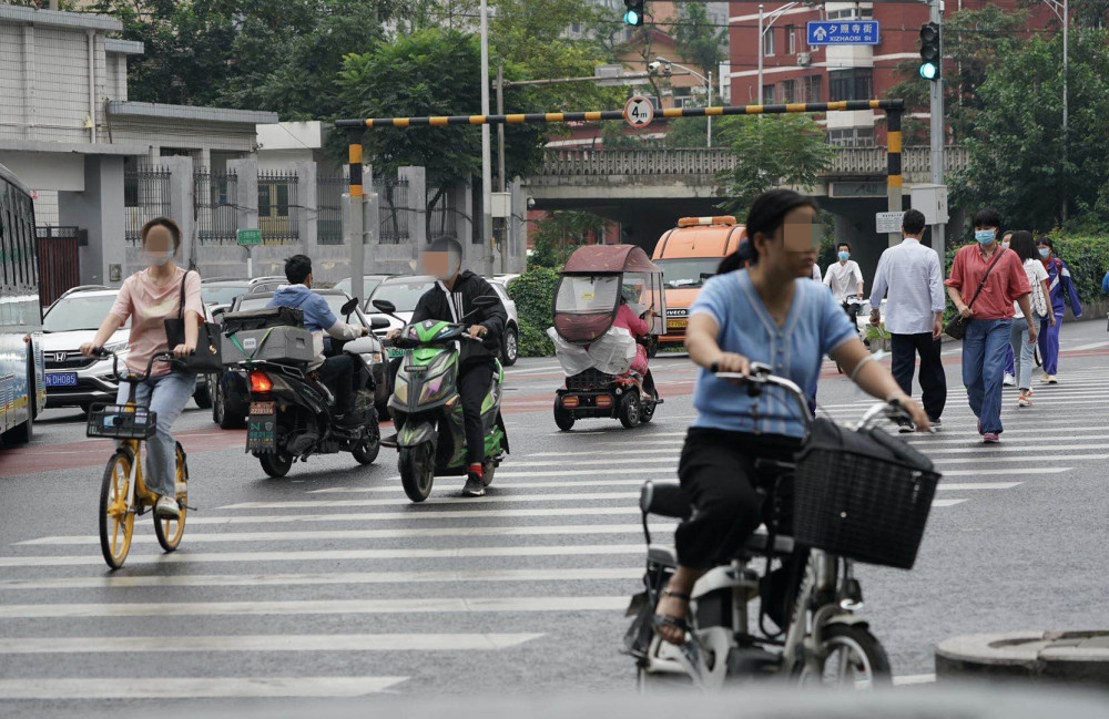 行人過馬路,人行道綠燈情況下個別左轉彎司機存在搶行斑馬線通過情況