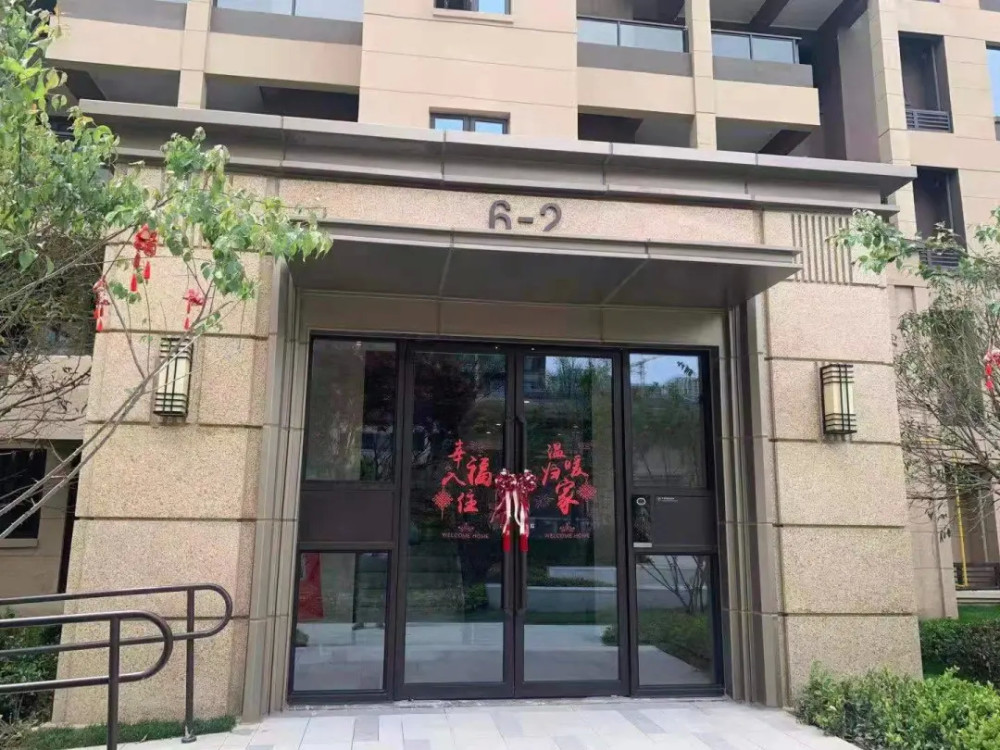 图源:华润官微进入电梯厅每个单元内都张贴物业客服管家公示和可供小