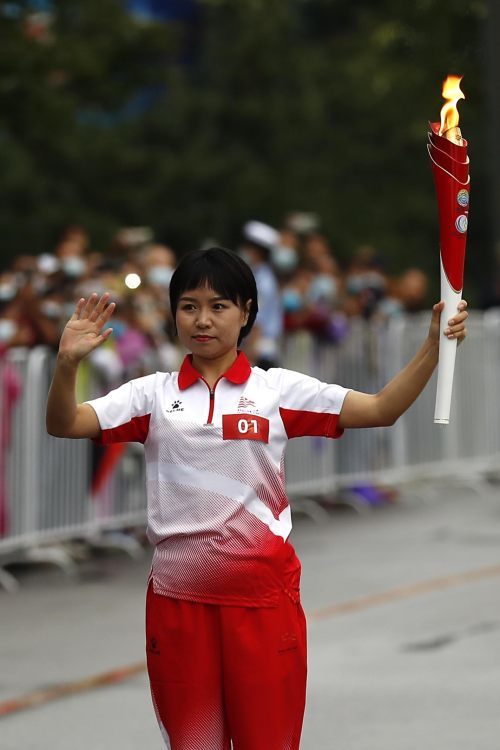 69名火炬手点燃西咸激情十四运会和残特奥会火炬在西咸新区传递