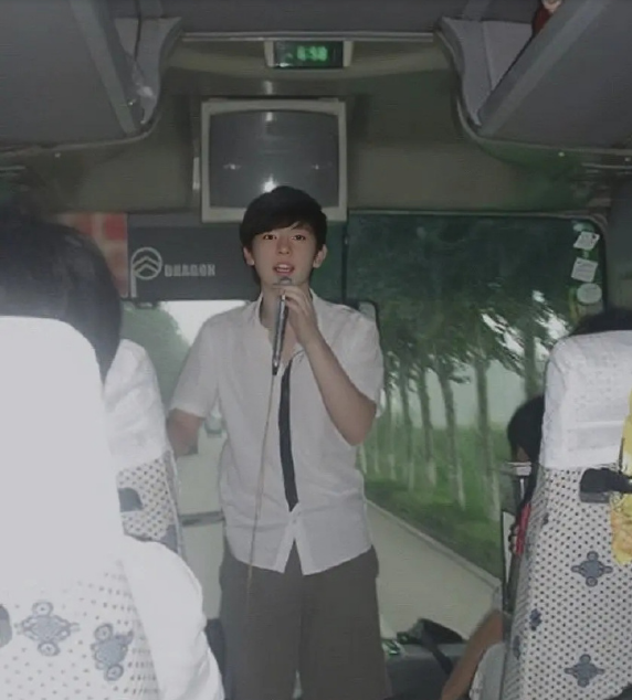 邓伦学生时期照曝光站大巴车前唱歌一脸稚嫩一看就是校草级别