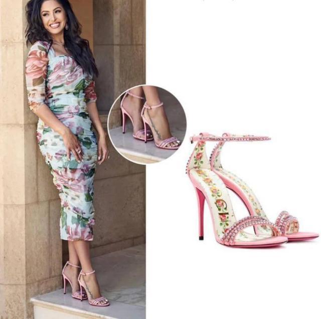 瓦妮莎穿水钻丝绸长裙耀眼参加时装秀气场强大站姿宛如女神