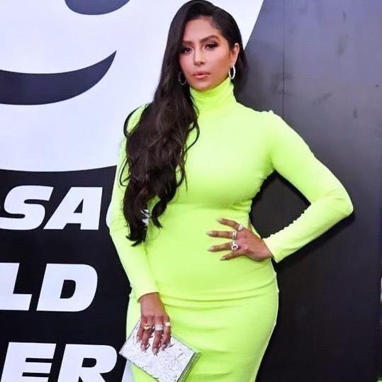 瓦妮莎穿水钻丝绸长裙耀眼,参加时装秀气场强大,站姿宛如女神