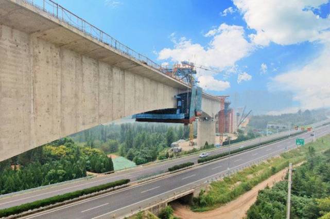 济莱高铁这一连续梁上跨京沪高速合龙